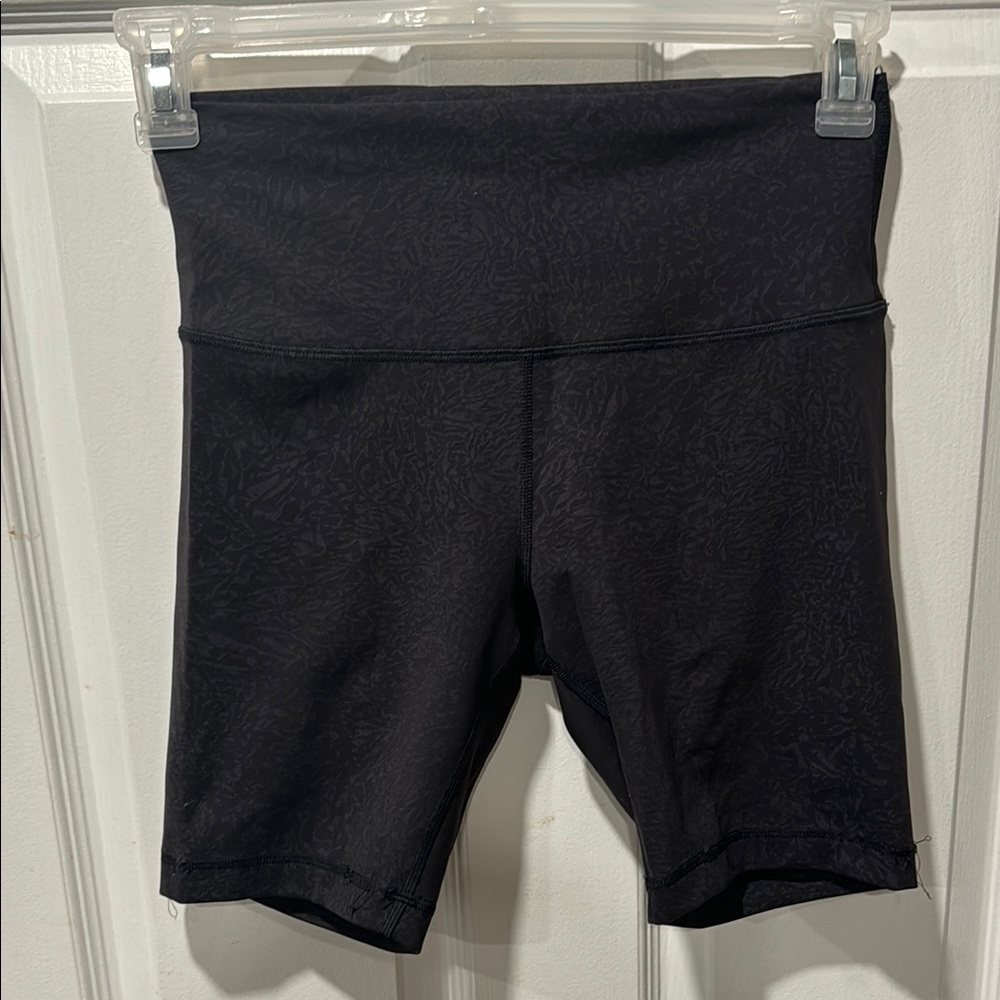 Lululemon Black Wonder under short in black pattern